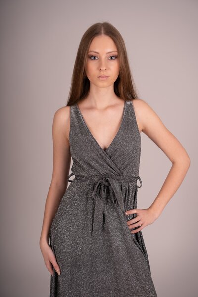 Dlouhé stříbrné šaty