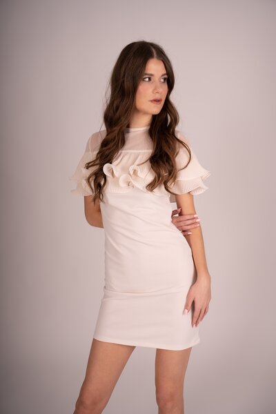 Krémové šaty s volány