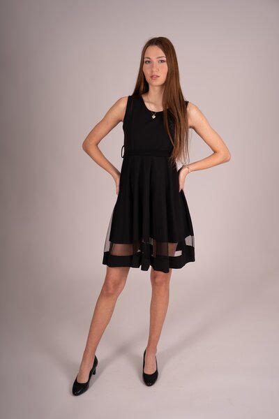 Černé šaty se zdobnou sukní